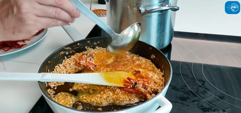 Caldo de carabineros para risotto